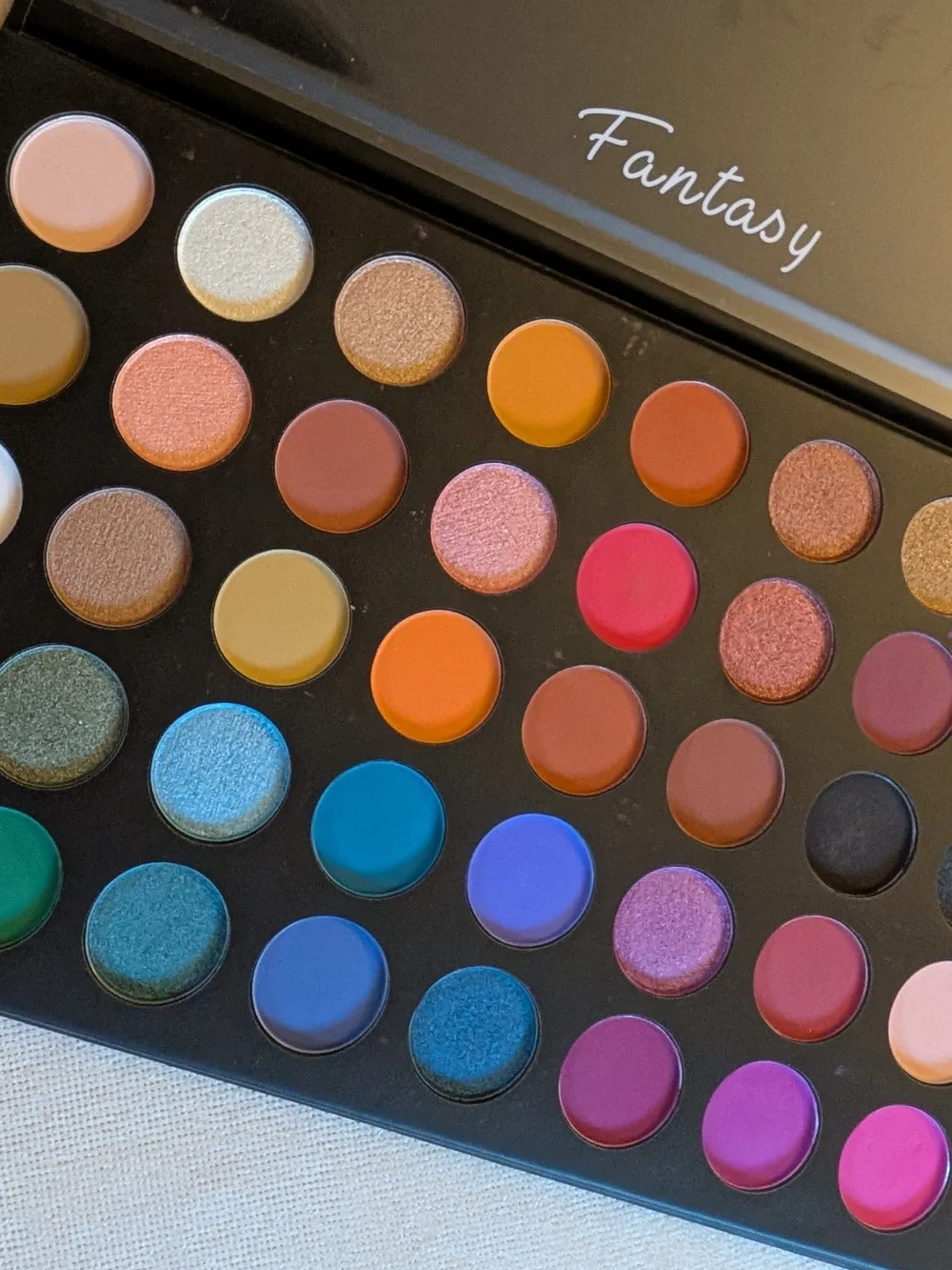 BNIB Ucanbe Fantasy Multicolor Eyeshadow Palette